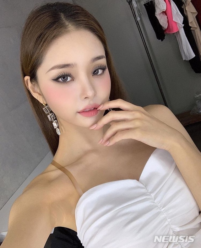 [서울=뉴시스] 유튜브 채널 오픈 두달 만에 10만 구독자를 모은 효원커머스 소속 송지아.(사진제공=효원커머스)