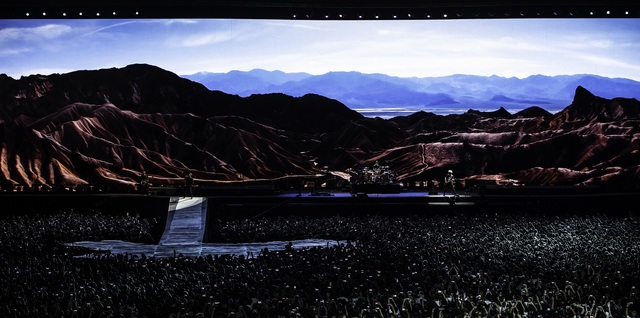 【서울=뉴시스】 U2, 11월30일 싱가포르 공연. (사진 = Ross Stewart 제공) 2019.12.03 realpaper7@newsis.com 