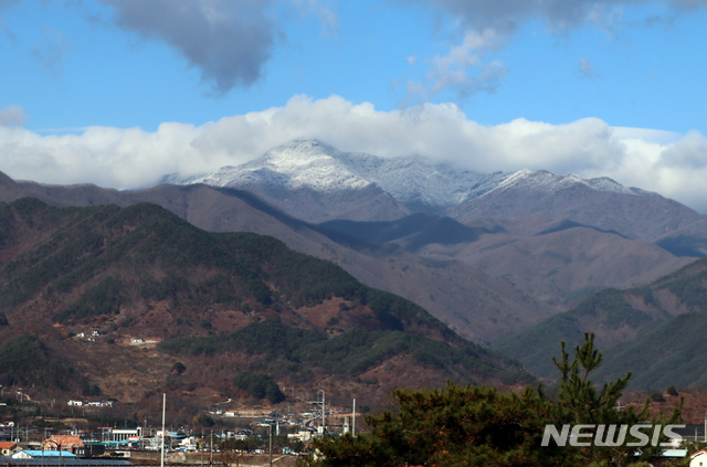 [산청=뉴시스] 정경규 기자 =지난 3일 자정께 경남 산청군 시천면 지리산 천왕봉에 2㎝ 정도의 눈이 내렸다.이날 지리산 장터목 대피소는 최저기온이 영하 11.3도를 보였고 최대풍속은 7.7㎧를 기록했다. (사진=지리산국립공원경남사무소 제공) 2019.12.03. photo@newsis.com