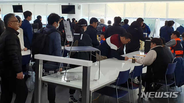 [울산=뉴시스]안정섭 기자 = 현대자동차 노조가 3일 차기 지부장 선출을 위한 결선 투표를 실시한 가운데 이날 오후 조합원들이 투표에 참여하고 있다. 2019.12.03. (사진=현대자동차 노조 제공)photo@newsis.com