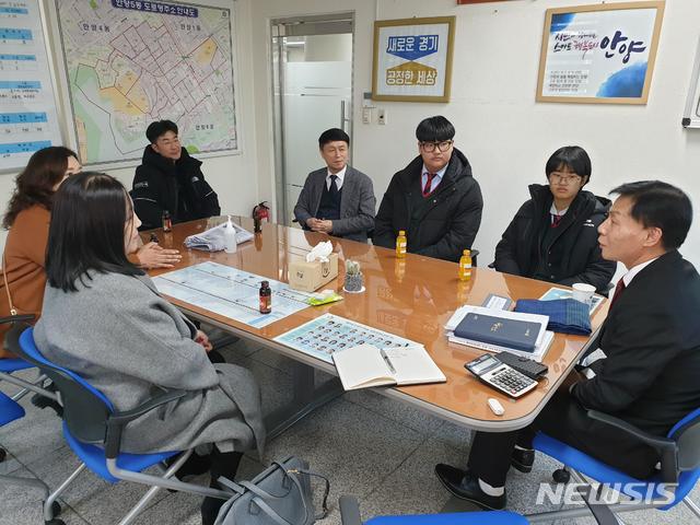 [안양=뉴시스] 박석희 기자 =근명중학교 학생들과 교사들이 안양5동사무소를 방문, 불우이웃돕기 성금을 기탁하고 있다.(사진=안양시 제공)