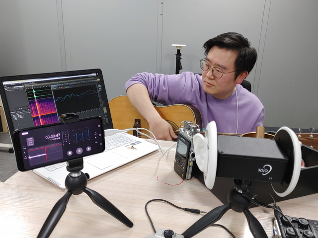 [서울=뉴시스] LG전자 MC선행HW플랫폼팀 송호성 선임이 LG V50S의 ASMR 기능을 시연하고 있다.(사진: LG전자 제공) 2019.12.03.