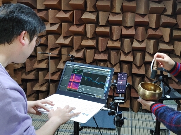 [서울=뉴시스] LG전자 MC선행HW플랫폼팀 송호성 선임이 무향실에서 테스트를 하고 있다.(사진: LG전자 제공)2019.12.03.