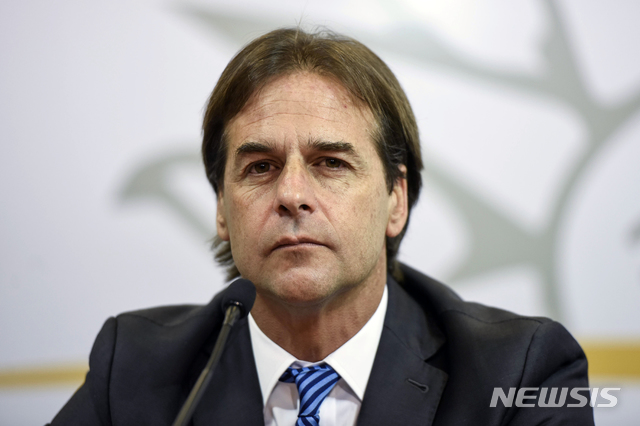 [ 몬테비데오( 우루과이)= AP/뉴시스]우루과이 대선 결선투표에서 승리한 우파 국민당의 루이스 라카예 포우 대통령당선자.   