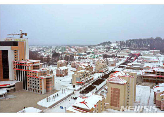 [서울=뉴시스]북한 노동신문은 "김정은 국무위원장이 2일 삼지연군 읍지구 준공식에 참석했다"고 3일 보도했다. 2019.12.03. (사진=노동신문 캡처)&nbsp; photo@newsis.com