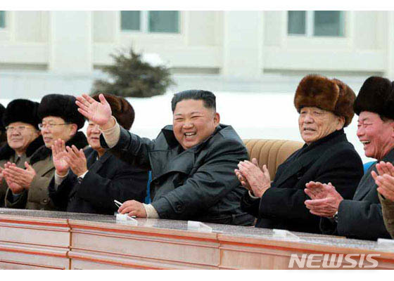 [서울=뉴시스]북한 노동신문은 "김정은 국무위원장이 2일 삼지연군 읍지구 준공식에 참석했다"고 3일 보도했다. 2019.12.03. (사진=노동신문 캡처)&nbsp; photo@newsis.com