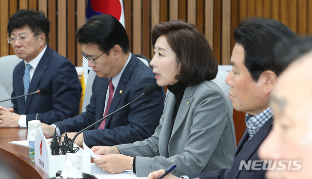 [서울=뉴시스] 이종철 기자 = 나경원 자유한국당 원내대표가 3일 오전 서울 여의도 국회에서 열린 원내대책회의에서 모두발언을 하고 있다. 2019.12.03.&nbsp; jc4321@newsis.com