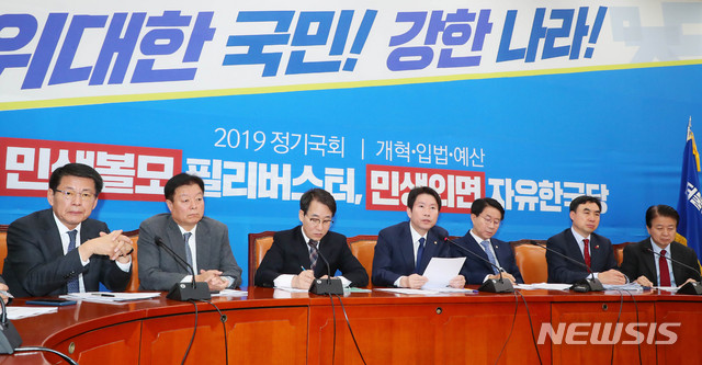 [서울=뉴시스] 장세영 기자 = 이인영(가운데) 더불어민주당 원내대표가 3일 오전 서울 여의도 국회에서 열린 더불어민주당 원내대책회의-상임위 간사단 연석회의에 참석해 모두발언 하고 있다. 2019.12.03.&nbsp; photothink@newsis.com