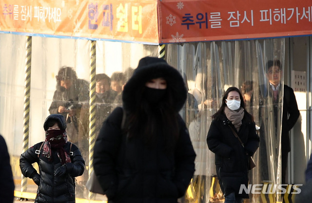 [서울=뉴시스]홍효식 기자 = 전국의 아침 기온이 영하권으로 떨어진 3일 오전 서울 영등포구 대방역 인근에 마련된 한파쉼터에서 시민들이 셔틀버스를 기다리고 있다. 2019.12.03. yesphoto@newsis.com