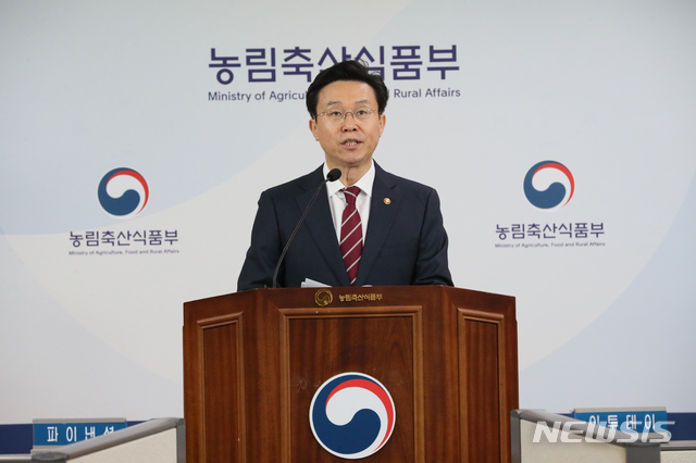 [세종=뉴시스]강종민 기자 = 이재욱 농림축산식품부 차관이 3일 오전 정부세종청사에서 5대 유망식품 집중 육성을 통한 '식품산업 활력 제고 대책'을 발표하고 있다. 5대 유망식품은 메디푸드와 고령친화 식품 등 맞춤형 식품, 기능성 식품, 간편 식품, 친환경 식품, 수출식품이다. 2019.12.04.&nbsp; ppkjm@newsis.com