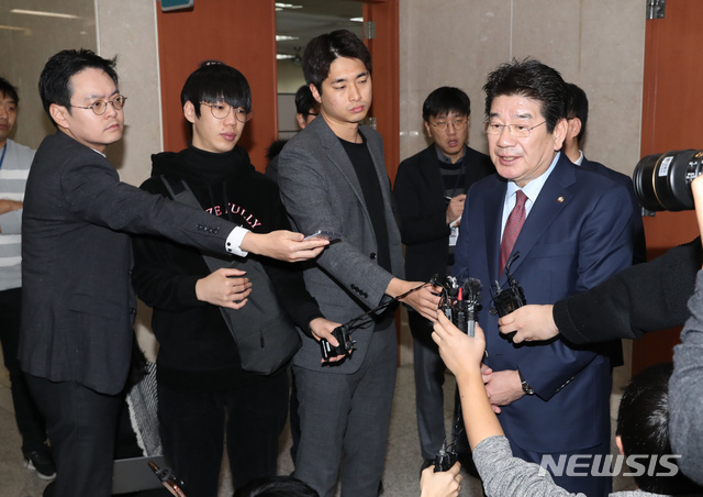 [서울=뉴시스] 고승민 기자 = 강석호 자유한국당 의원이 3일 서울 여의도 국회에서 당 원내대표 경선 출마 선언 기자회견을 마친 뒤 취재진 질문에 답하고 있다. 2019.12.03.kkssmm99@newsis.com