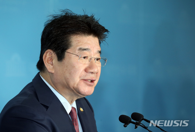 [서울=뉴시스] 고승민 기자 = 강석호 자유한국당 의원이 3일 서울 여의도 국회에서 당 원내대표 경선 출마 선언 기자회견을 하고 있다. 2019.12.03. kkssmm99@newsis.com