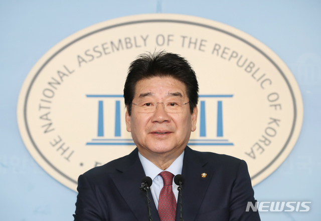 [서울=뉴시스] 고승민 기자 = 강석호 자유한국당 의원이 3일 서울 여의도 국회에서 당 원내대표 경선 출마 선언 기자회견을 하고 있다. 2019.12.03. kkssmm99@newsis.com