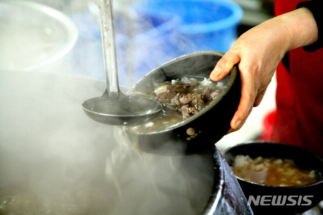 밥이 담긴 뚝배기에 국물을 부었다 따르기를 수차례 반복하며 데우는 토렴 과정