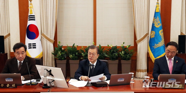 [서울=뉴시스]박영태 기자 = 문재인 대통령이 3일 오전 청와대 본관에서 열린 국무회의에 참석해 모두발언을 하고 있다. 2019.12.03.since1999@newsis.com