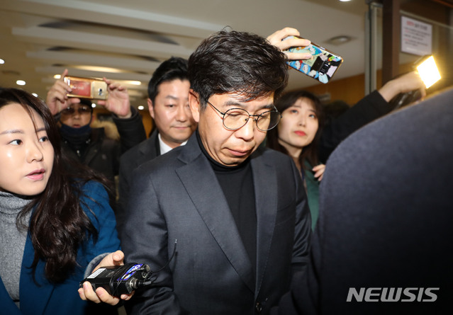 [서울=뉴시스]박주성 기자 = 백원우 전 청와대 민정비서관이 3일 오전 서울 서초구 서울성모장례식장에 마련된 전 청와대 민정비서관실 특별감찰반 수사관의 빈소 조문 후 장례식장을 나서고 있다. 2019.12.03.&nbsp; park7691@newsis.com