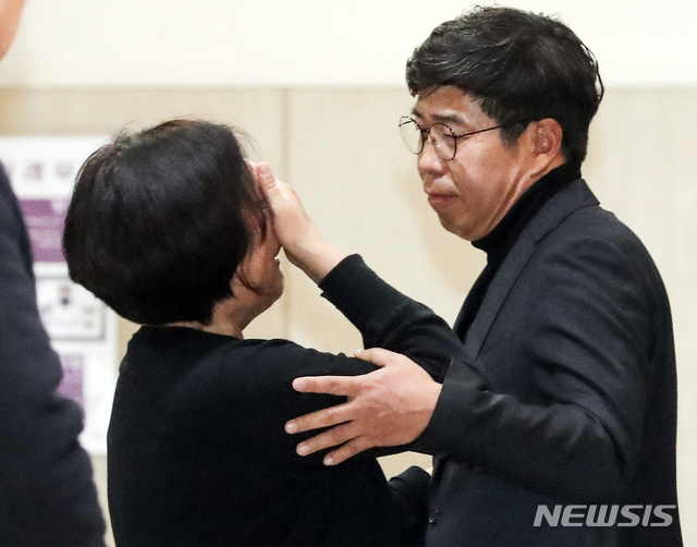 [서울=뉴시스]박주성 기자 = 백원우 전 청와대 민정비서관이 3일 오전 서울 서초구 서울성모장례식장에 마련된 전 청와대 민정비서관실 특별감찰반 수사관의 빈소를 찾아 조문 후 유가족과 대화를 하고 있다. 2019.12.03. photo@newsis.com