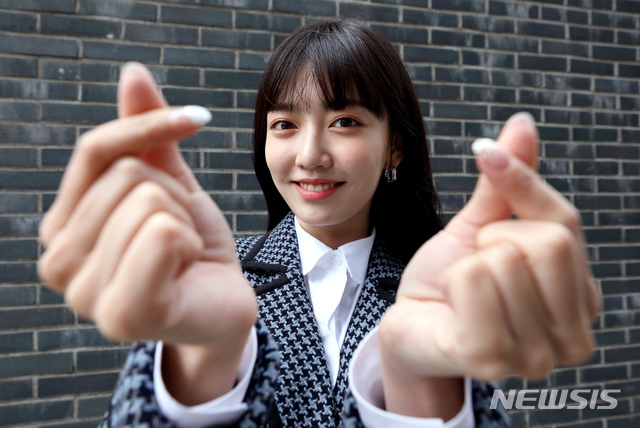 [서울=뉴시스]박진희 기자 = 배우 김지인이 3일 서울 뉴시스 본사에서 인터뷰를 마치고 사진촬영을 하고 있다. 김지인은 최근 종영한 MBC 수목미니시리즈 '어쩌다 발견한 하루'에서 SI그룹의 상속녀 '신새미' 역으로 출연했다. 2019.12.03.&nbsp; pak7130@newsis.com