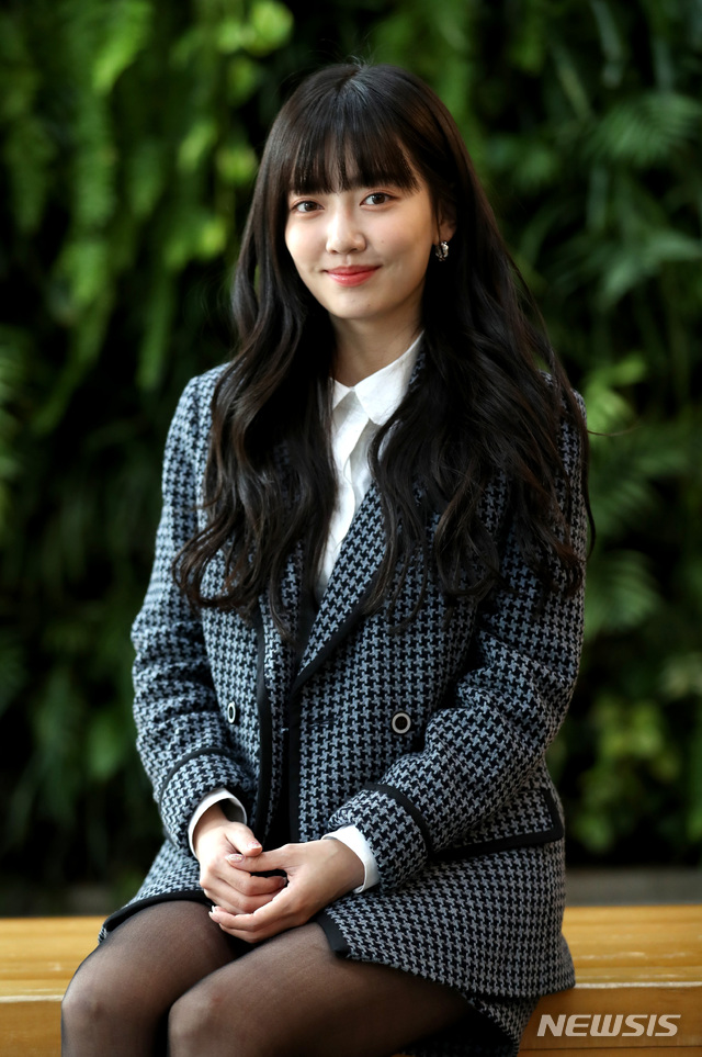 [서울=뉴시스]박진희 기자 = 배우 김지인이 3일 서울 뉴시스 본사에서 인터뷰를 마치고 사진촬영을 하고 있다. 김지인은 최근 종영한 MBC 수목미니시리즈 '어쩌다 발견한 하루'에서 SI그룹의 상속녀 '신새미' 역으로 출연했다. 2019.12.03.&nbsp; pak7130@newsis.com