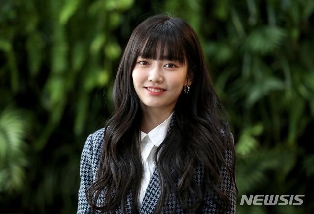 [서울=뉴시스]박진희 기자 = 배우 김지인이 3일 서울 뉴시스 본사에서 인터뷰를 마치고 사진촬영을 하고 있다. 김지인은 최근 종영한 MBC 수목미니시리즈 '어쩌다 발견한 하루'에서 SI그룹의 상속녀 '신새미' 역으로 출연했다. 2019.12.03.&nbsp; pak7130@newsis.com