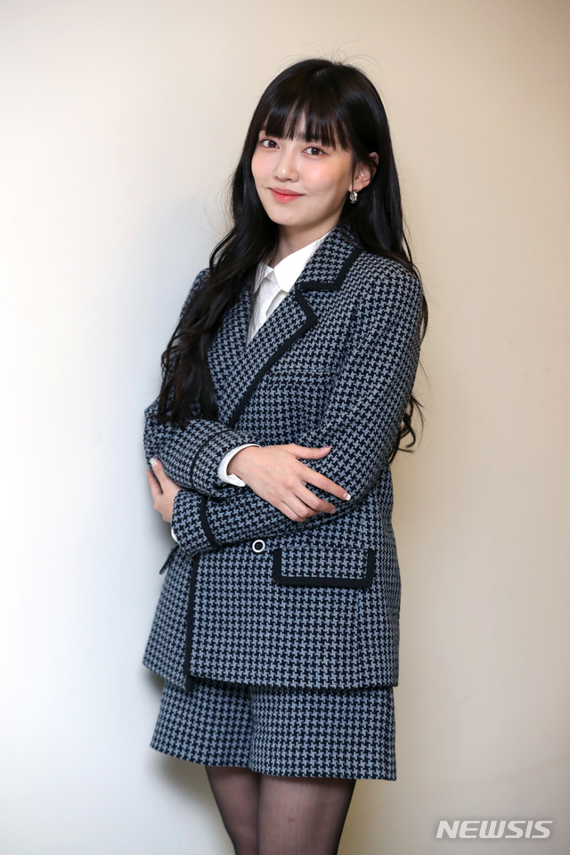 [서울=뉴시스]박진희 기자 = 배우 김지인이 3일 서울 뉴시스 본사에서 인터뷰를 마치고 사진촬영을 하고 있다. 김지인은 최근 종영한 MBC 수목미니시리즈 '어쩌다 발견한 하루'에서 SI그룹의 상속녀 '신새미' 역으로 출연했다. 2019.12.03.&nbsp; pak7130@newsis.com