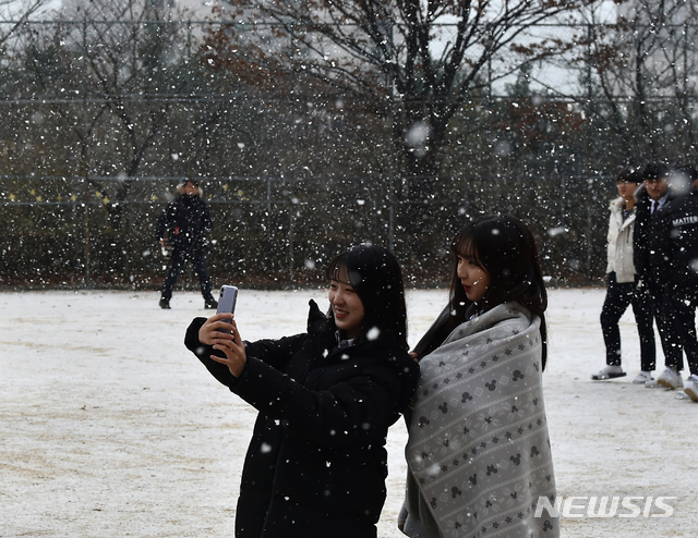[군포=뉴시스] 김종택 기자 = 함박눈이 내린 지난 3일 오전 경기 군포시 산본고등학교 운동장에서 학생들이 눈을 맞으며 셀카 촬영을 하고 있다. 2019.12.03.semail3778@naver.com