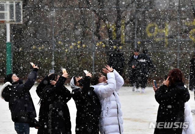 [군포=뉴시스] 김종택 기자 = 함박눈이 내린 지난 3일 오전 경기 군포시 산본고등학교 운동장에서 학생들이 눈을 맞으며 셀카 촬영을 하고 있다. 2019.12.03.semail3778@naver.com