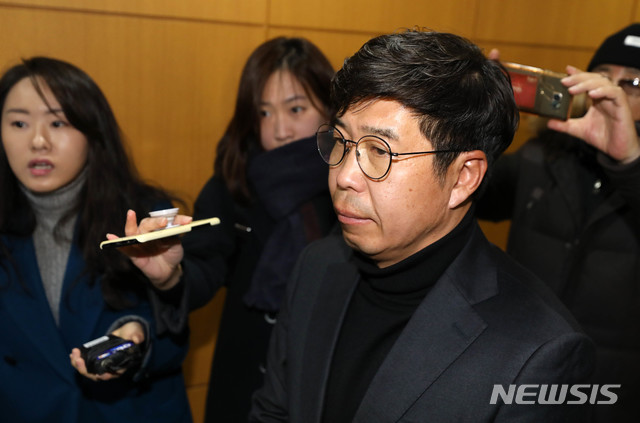 [서울=뉴시스]박주성 기자 = 백원우 전 청와대 민정비서관이 3일 오전 서울 서초구 서울성모장례식장에 마련된 전 청와대 민정비서관실 특별감찰반 수사관의 빈소를 찾아 조문한 뒤 나오고 있다. 2019.12.03.&nbsp; photo@newsis.com