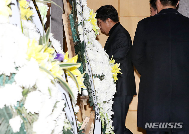 [서울=뉴시스]박주성 기자 = 백원우 전 청와대 민정비서관이 3일 오전 서울 서초구 서울성모장례식장에 마련된 전 청와대 민정비서관실 특별감찰반 수사관의 빈소를 방문하고 있다. 2019.12.03.&nbsp; photo@newsis.com