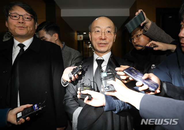 [서울=뉴시스] 박주성 기자 = 김조원 청와대 민정수석이 3일 오전 서울 서초구 가톨릭대학교 서울성모병원 장례식장에 마련된 전 청와대 민정비서관실 특별감찰반 수사관의 빈소를 방문해 조문을 마친 뒤 나오고 있다. 2019.12.03. photo@newsis.com