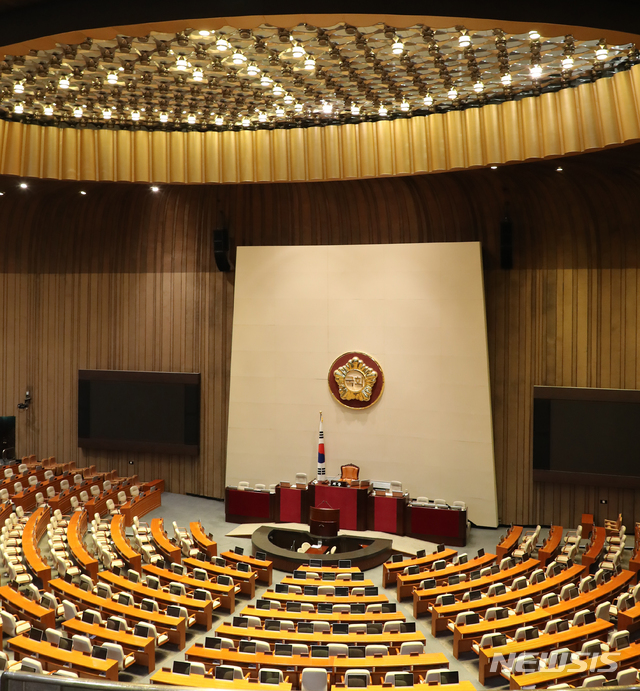 [서울=뉴시스]김명원 기자 = 여야가 패스트트랙과 필리버스터로 정면 대치하고 있는 3일 오전 서울 여의도 국회 본회의가 열리 않는 본회의장이 텅 비어있다. 2019.12.03.&nbsp; kmx1105@newsis.com
