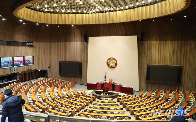 [서울=뉴시스]김명원 기자 = 여야가 패스트트랙과 필리버스터로 정면 대치하고 있는 3일 오전 서울 여의도 국회 본회의가 열리 않는 본회의장이 텅 비어있다. 2019.12.03. kmx1105@newsis.com