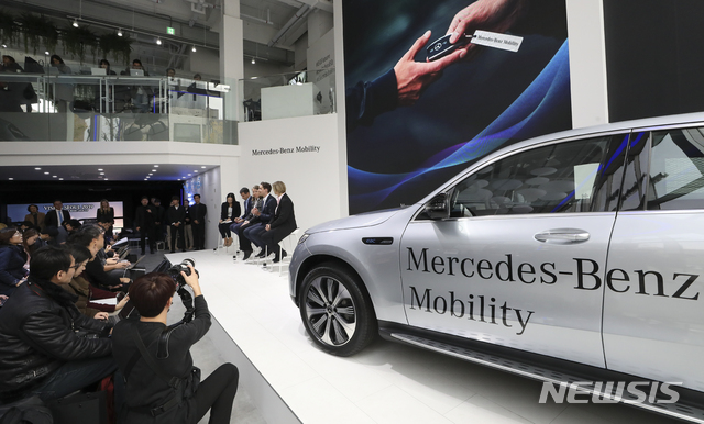 [서울=뉴시스]최진석 기자 = 기욤 프리츠(오른쪽 두번째) 메르세데스 벤츠 모빌리티 코리아 대표이사가 3일 오전 서울 강남구 EQ퓨처에서 열린 '메르세데스-벤츠 모빌리티 코리아(이하 MBMK) 국내 출범 기자간담회'에서 취재진의 질문에 답하고 있다. 이날 다임러 모빌리미 AG는 MBMK 출범을 알리며 첫 상품인 프리미엄 장기렌트카 서비스를 소개했다. 2019.12.03.myjs@newsis.com