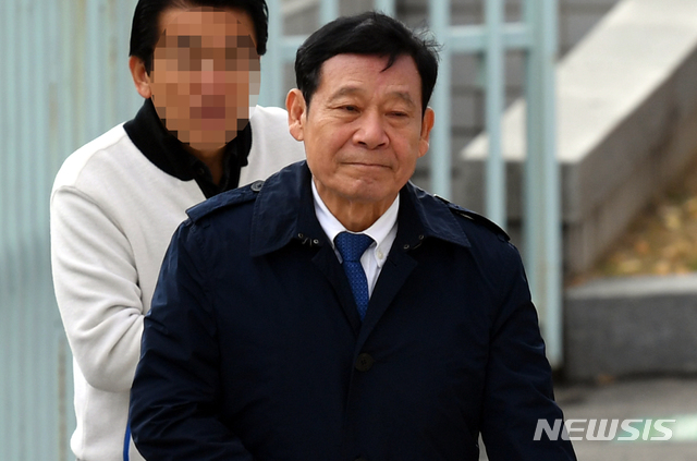 [광주=뉴시스] 류형근 기자 = 공직선거법 위반 혐의로 유죄를 선고받은 윤장현 전 광주시장이 3일 오후 광주 동구 광주고법에서 예정된 항소심 선고 공판에 출석하고 있다. 윤 전 시장은 권양숙 여사를 사칭한 여성에게 속아 4차례에 걸쳐 4억5000만원을 제공한 혐의로 기소돼 1심에서 징역 1년, 집행유예 2년을 선고받았다. 2019.12.03. hgryu77@newsis.com