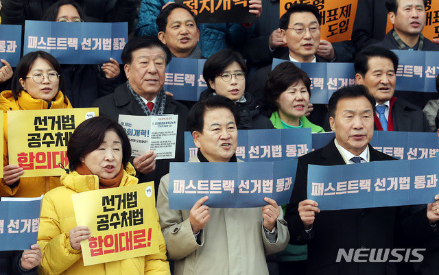 [서울=뉴시스] 이종철 기자 = 손학규 바른미래당 대표, 심상정 정의당 대표, 정동영 민주평화당 대표를 비롯한 참석자들이 3일 오후 서울 여의도 국회 본청 앞 계단에서 개혁 발목잡는 자유한국당 규탄 및 선거제도 개혁 완수 결의 기자회견을 하면서 구호를 외치고 있다. 2019.12.03. jc4321@newsis.com