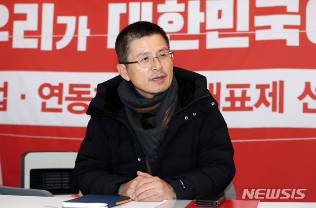 [서울=뉴시스]박영태 기자 = 황교안 자유한국당 대표가 3일 서울 종로구 청와대 사랑채 앞 천막농성장에서 당무를 보고 있다. 2019.12.03. photo@newsis.com