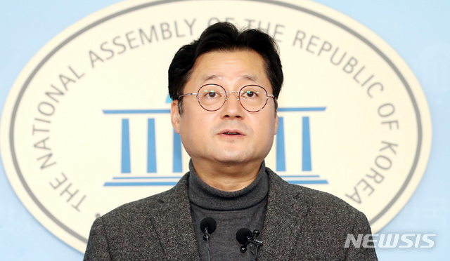 [서울=뉴시스] 이종철 기자 = 국회 행정안전위 홍익표 더불어민주당 간사가 3일 오후 서울 여의도 국회 정론관에서 기자회견을 열고 과거사 법안과 어린이교통안전 법안 처리와 관련한 자유한국당 행안위원들의 주장을 반박하고 있다. 2019.12.03. jc4321@newsis.com