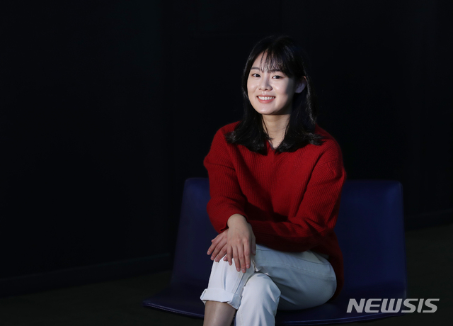 [서울=뉴시스]조수정 기자 = 영화 '영하의 바람' 주연 '19세 영하'역 배우 권한솔이 27일 서울 신사동 YG플러스에서 뉴시스와 인터뷰에 앞서 포즈를 취하고 있다. 2019.12.03. chocrystal@newsis.com