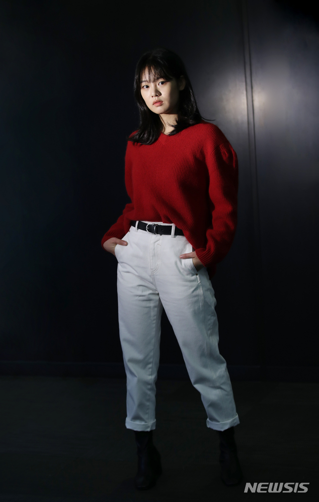 [서울=뉴시스]조수정 기자 = 영화 '영하의 바람' 주연 '19세 영하'역 배우 권한솔이 27일 서울 신사동 YG플러스에서 뉴시스와 인터뷰에 앞서 포즈를 취하고 있다. 2019.12.03. chocrystal@newsis.com
