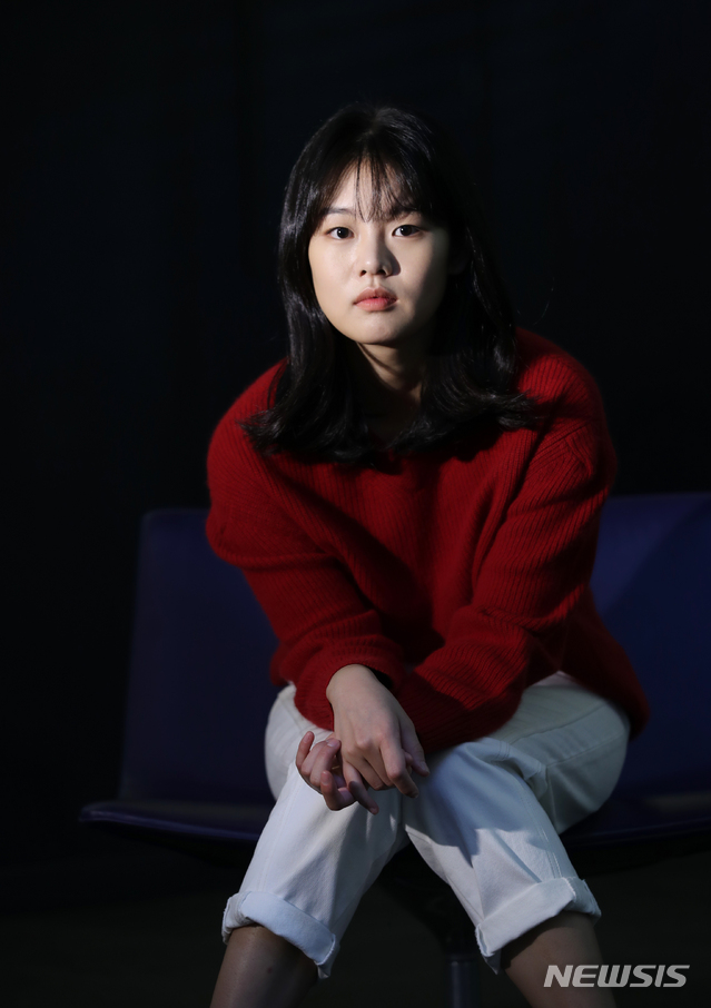 [서울=뉴시스]조수정 기자 = 영화 '영하의 바람' 주연 '19세 영하'역 배우 권한솔이 27일 서울 신사동 YG플러스에서 뉴시스와 인터뷰에 앞서 포즈를 취하고 있다. 2019.12.03. chocrystal@newsis.com