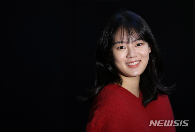 [서울=뉴시스]조수정 기자 = 영화 '영하의 바람' 주연 '19세 영하'역 배우 권한솔이 27일 서울 신사동 YG플러스에서 뉴시스와 인터뷰에 앞서 포즈를 취하고 있다. 2019.12.03. chocrystal@newsis.com