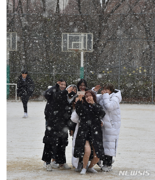 [군포=뉴시스] 김종택 기자 = 함박눈이 내린 3일 오전 경기 군포시 산본고등학교 운동장에서 학생들이 눈을 맞으며 셀카 촬영을 하고 있다. 2019.12.03.semail3778@naver.com