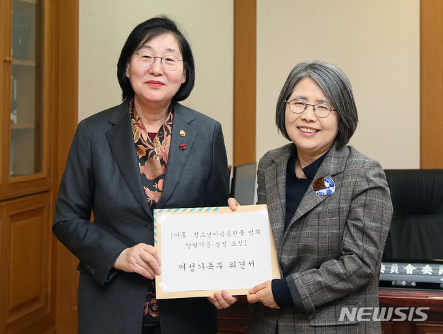 [서울=뉴시스]최동준 기자 = 이정옥(왼쪽) 여성가족부 장관이 지난달 3일 서울 서초구 대법원에서 김영란 양형위원회 위원장을 만나 아동·청소년이용음란물 범죄에 대한 양형기준 설정 요청 등이 포함된 의견서를 전달하고 있다. (사진=여성가족부 제공) 2019.12.03. photo@newsis.com