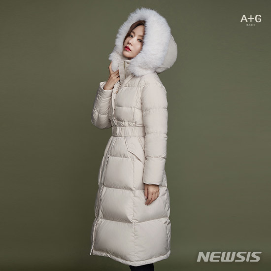 [서울=뉴시스] 여성의류 브랜드 ‘엣지’의 블루폭스퍼 헝가리 구스다운. 