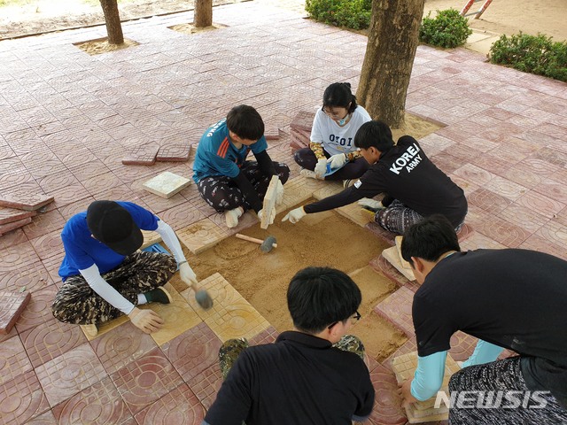 [서울=뉴시스]지난 7월 캄보디아에 파견된 청소년해외자원봉사단 단원들이 봉사활동을 하고 있다. 여성가족부는 오는 7일 오후 2시 서울 종로구 AW컨벤션센터에서 2019 청소년 국제교류활동 종합결과 보고회를 연다고 4일 밝혔다. 2019.12.04. (사진=여성가족부 제공) photo@newsis.com 