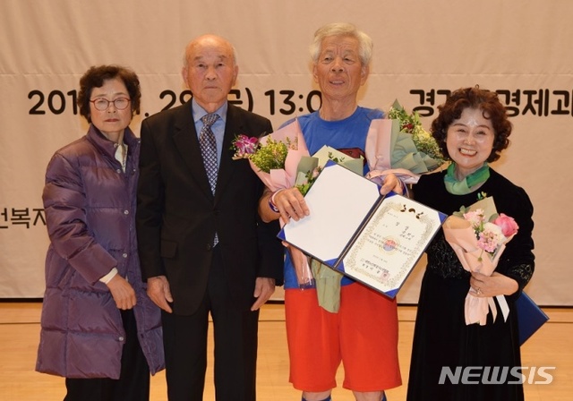 [양평=뉴시스] 문영일 기자= 대한노인회 양평군지회(지회장 김용녕)는 경기도 경로당프로그램 페스티벌에 참가해 1사1경로당 사회공헌후원 유공자수상, 회원확대 유공자수상, 경로당프로그램경진대회 금상과 인기상을 수상했다고 4일 밝혔다. 2019.12.04. (사진=양평군청 제공)photo@newsis.com