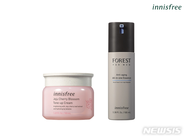 [서울=뉴시스]이니스프리 '제주 왕벚꽃 톤업 크림'(왼쪽)과 '포레스트 포맨 안티에이징 올인원 에센스'