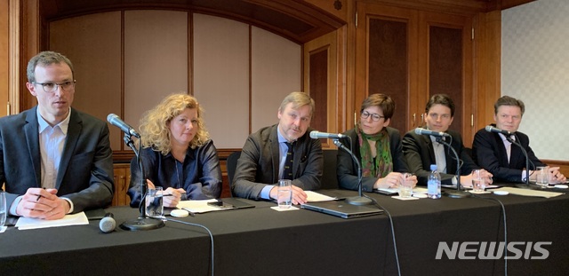 [서울=뉴시스]임재희 기자 = 4일 오후 밀레니엄 힐튼 서울 호텔에서 '2019 사회보장 국제학술대회' 기자간담회에서 요아킴 팔메 스웨덴 웁살라대 교수(왼쪽에서 세번째)가 기자들의 질문에 답하고 있다. 사진은 왼쪽부터 야니크 반더보르트 생루이 브뤼셀대 교수, 티네 로스트고르 덴마크 사회정책연구원 교수, 요아킴 팔메 교수, 크리스티나 베런트 국제노동기구(ILO) 사회정책 총괄, 엔초 베버 독일 고용연구원 연구실장, 페르 에케펠트 박사(유럽위원회 공공재정 지속가능성 분과). 2019.12.04. limj@newsis.com