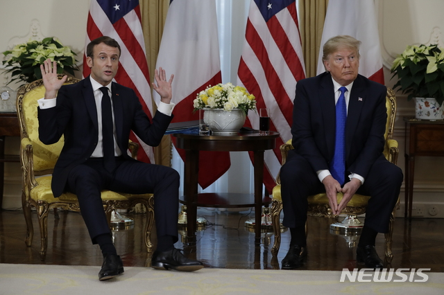[런던=AP/뉴시스]북대서양조약기구(NATO·나토) 정상회의 참석차 런던을 방문 중인 도널드 트럼프(오른쪽) 미국 대통령이 지난달 3일(현지시간) 영국 런던의 윈필드 하우스에서 에마뉘엘 마크롱 프랑스 대통령과 회동하고 있다. 2020.01.21.