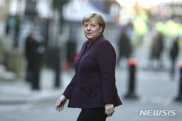  [런던=AP/뉴시스] 독일 정부가 4일(현지시간) 지난 8월 베를린에서 발생한 조지아인 살인 혐의로 러시아 외교관 2명을 추방했다. 북대서양조약기구(NATO·나토) 정상회의 참석을 위해 영국 런던에 머물고 있는 앙겔라 메르켈 총리는 사건과 관련해 "러시아는 살인 사건의 명확한 조사 과정에 협조하지 않았다"면서 "다음 주에 러시아 대통령을 만나 이번 조처의 이유를 설명하겠다"고 말했다. 사진은 3일 런던의 한 거리를 걷고 있는 메르켈 총리의 모습. 2019.12.5. 